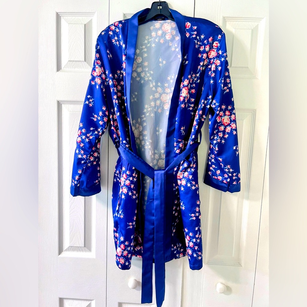 NWOT Morgan Lane X Fabfitfun Floral Satin Kimono Robe, Blue/White, Small/Medium
